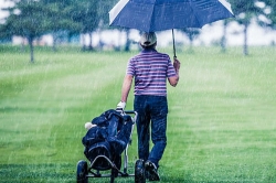 Hrajete golf v dešti? Pár tipů, které vám pomohou přežít deštivé kolo